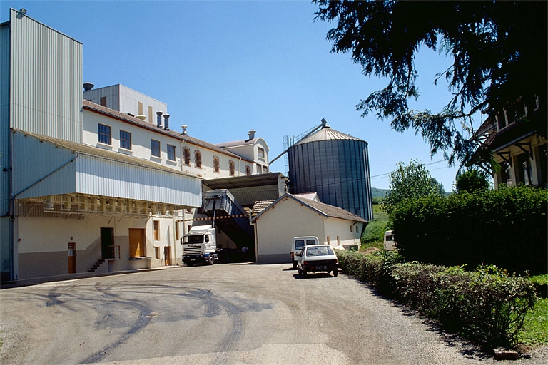Atelier de fabrication et silos depuis l'entrée.