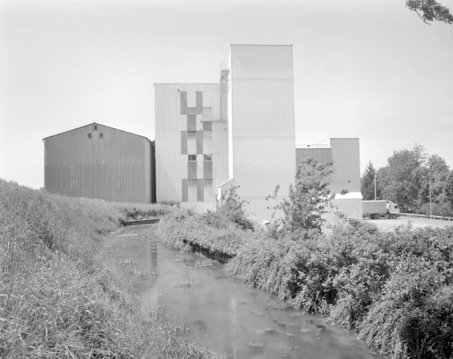 Silo et atelier de fabrication depuis l'est.