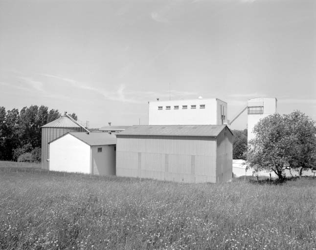 Silos et atelier de fabrication depuis le sud.