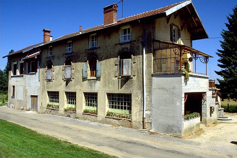 Façade sur rue de trois quarts droite.