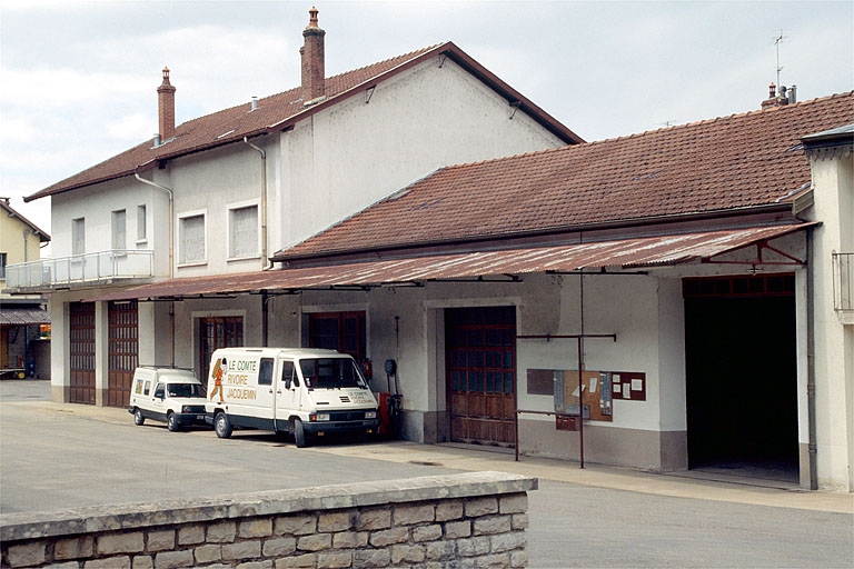 Atelier de réparation, logement et remise.
