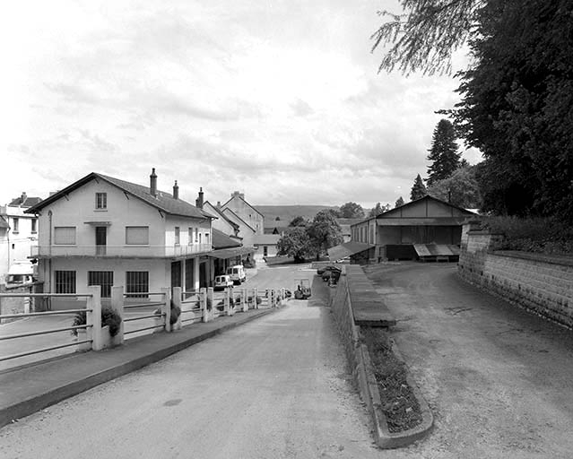 Atelier de réparation, remise, bureau et atelier de conditionnement depuis l'ouest.