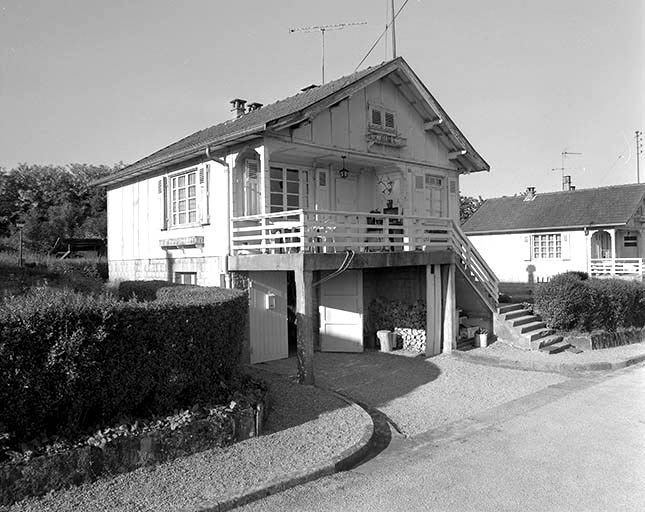 Logement d'ouvriers vu de trois quarts gauche.
