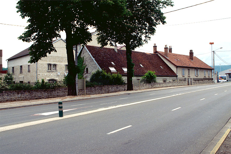 Ateliers de fabrication et logements d'ouvriers.