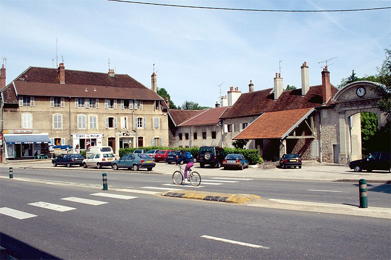 Logements d'ouvriers, bureau et portail.