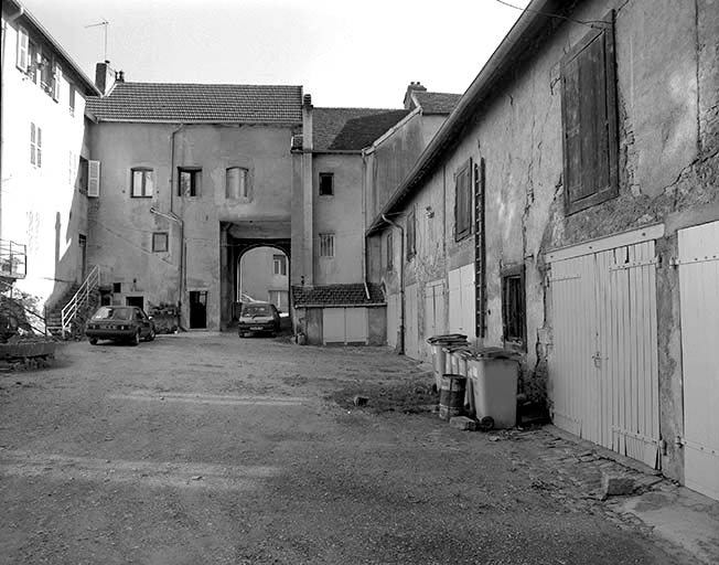 Cour du logement d'ouvriers.