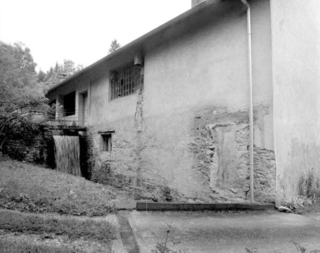 Façade postérieure de l'atelier de fabrication et canal.