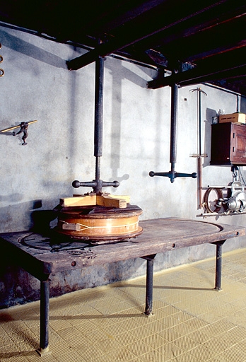 Presses.