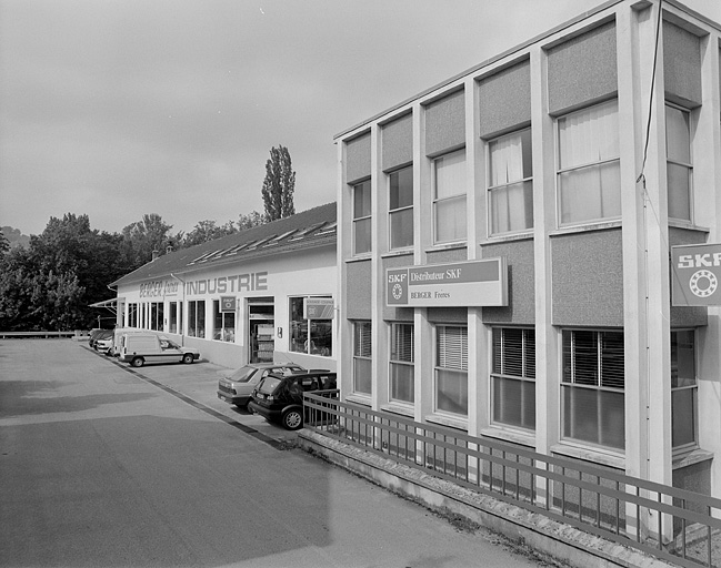 Atelier de fabrication et bureau depuis le nord.