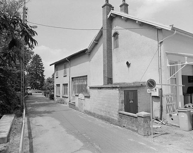 Entrepôt industriel, logement et chaufferie depuis le sud.