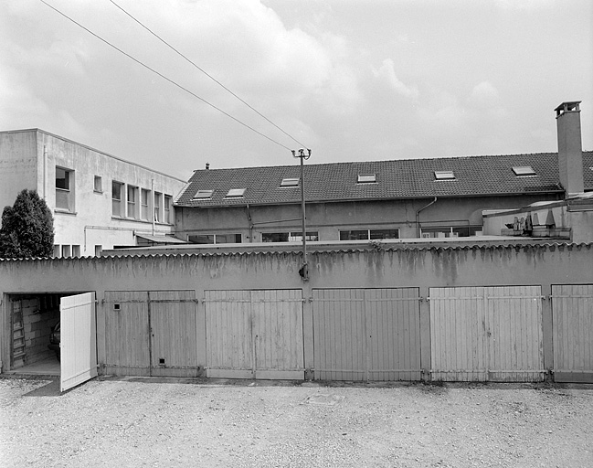 Bureau et atelier de fabrication depuis l'ouest.