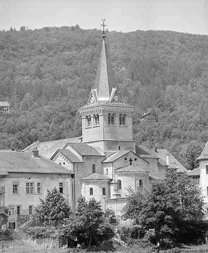 Le chevet et le clocher vus depuis le sud-est.