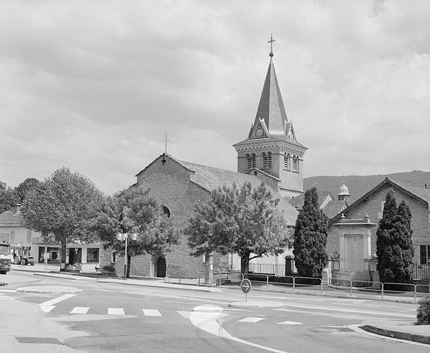 Vue de l'église depuis le sud-ouest.