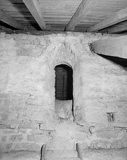 Ancienne baie du vaisseau central, dans les combles de l'église.