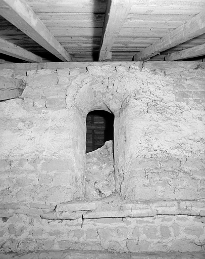 Ancienne baie du vaisseau central, dans les combles de l'église.