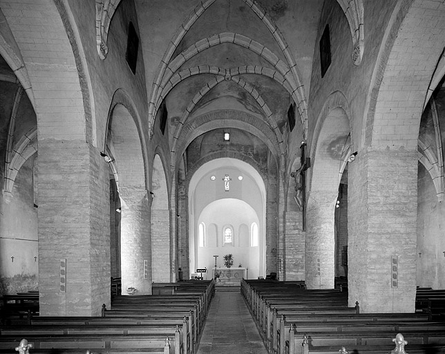 La nef de l'église, vue depuis l'entrée (vue horizontale).