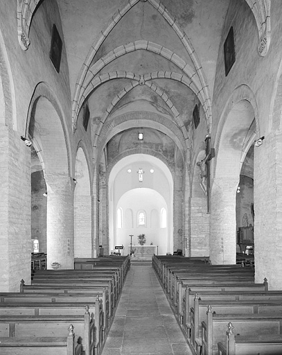 La nef de l'église, vue depuis l'entrée (vue verticale).