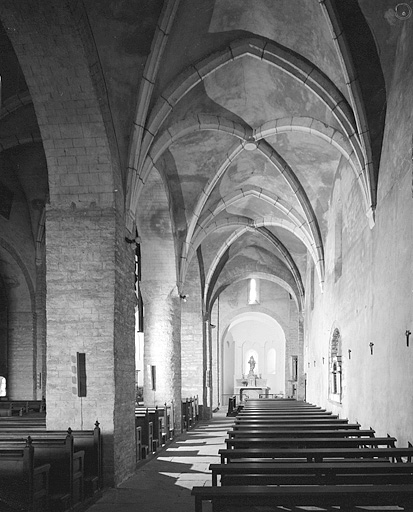 Le bas-côté sud de l'église vu depuis l'ouest.