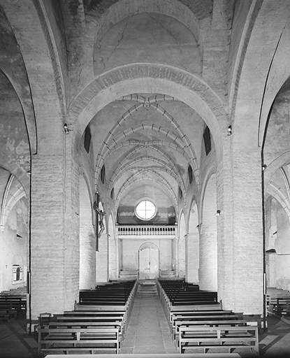 Le vaisseau central de l'église vu depuis la croisée du transept.