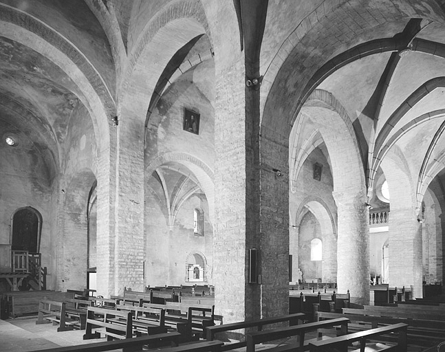 Elévation intérieure du vaisseau central de l'église vue depuis le bras nord du transept (vue horizontale).