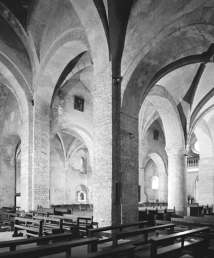 Elévation intérieure du vaisseau central de l'église vue depuis le bras nord du transept (vue verticale).