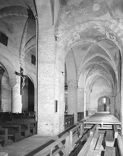 Le bas-côté nord de l'église vu depuis le transept.