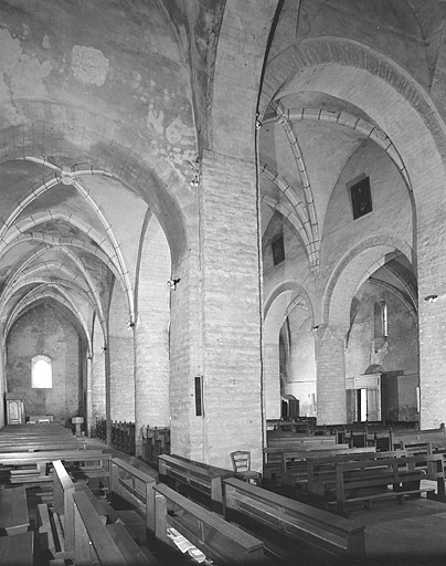 Elévation intérieure de l'église vue depuis le bras sud du transept.