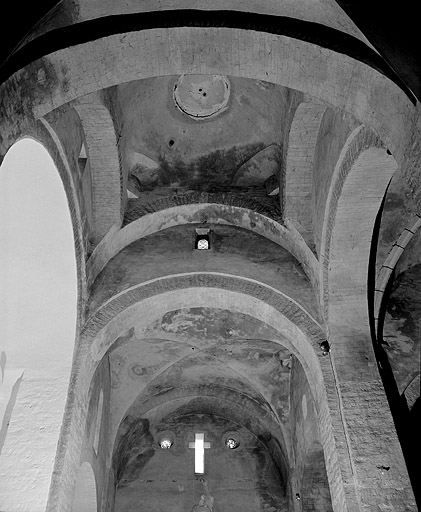 La coupole de la croisée du transept de l'église et la voûte de la partie droite du choeur.