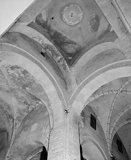 La coupole de la croisée du transept de l'église.