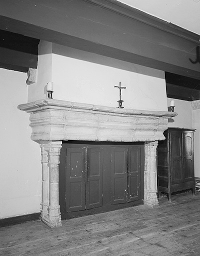 La cheminée de l'ancienne chambre du prieur, actuellement sacristie.