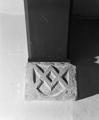 Armoiries sur un culot de l'ancienne chambre du prieur, actuellement sacristie.