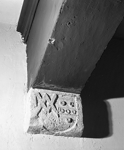 Armoiries sur un culot de l'ancienne chambre du prieur, actuellement sacristie.