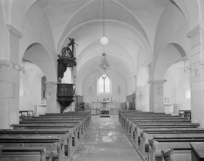 La nef et le choeur vus depuis l'entrée.