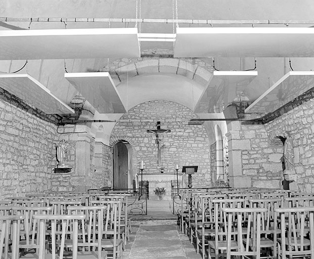 La nef et le choeur vus depuis l'entrée.