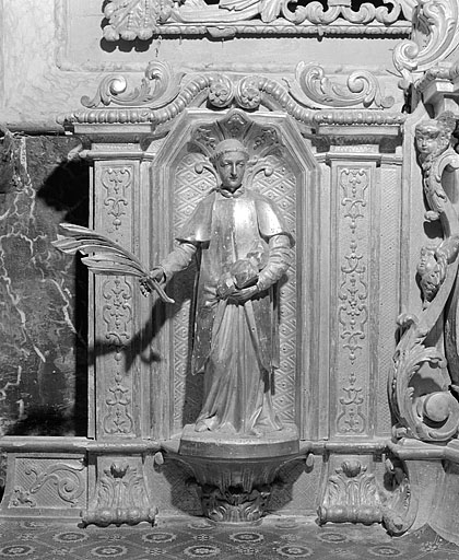 Statuette de saint Etienne à gauche du tabernacle.