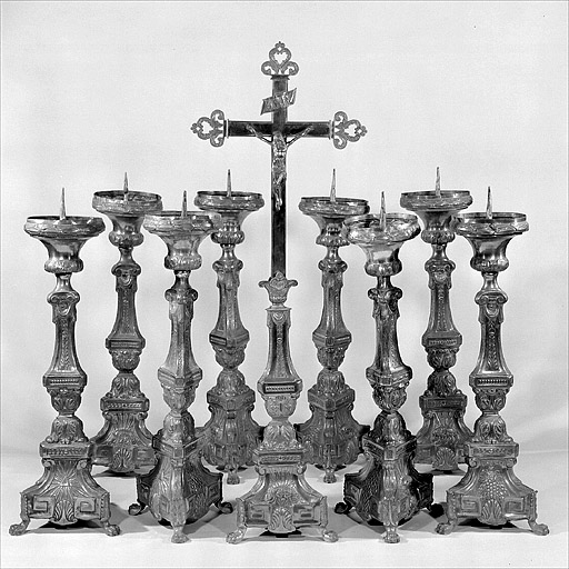 8 chandeliers d'autel et croix d'autel