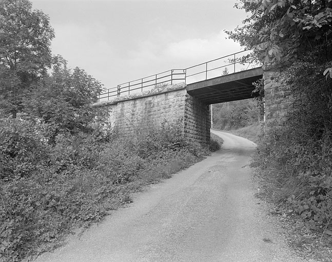 Passage du tramway sur l'ancien chemin menant à Lavans.