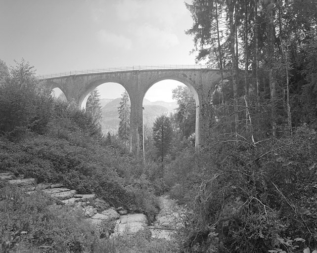 Le viaduc depuis le ruisseau du Nans.