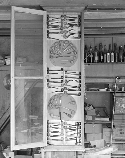 Vitrine de 1930 présentant les pipes fabriquées par l'usine Mermillon.