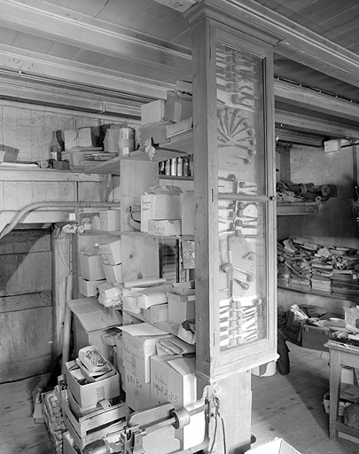 Vitrine de 1930 présentant les différents modèles de pipes.