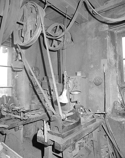 Machine servant à affûter les outils de tourneur.