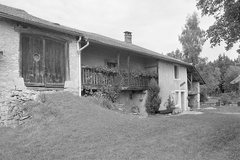 Façade antérieure, balcon en galerie.