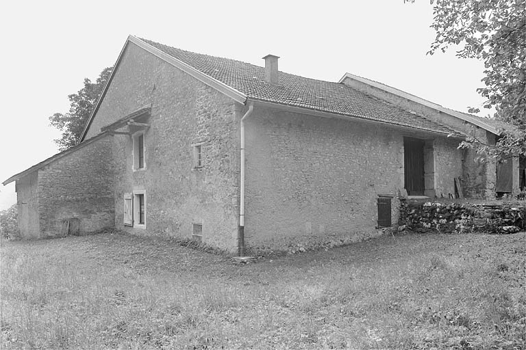 Face droite et façade postérieure.
