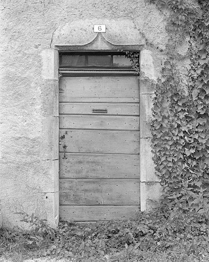 Détail de la porte d'entrée de la ferme.