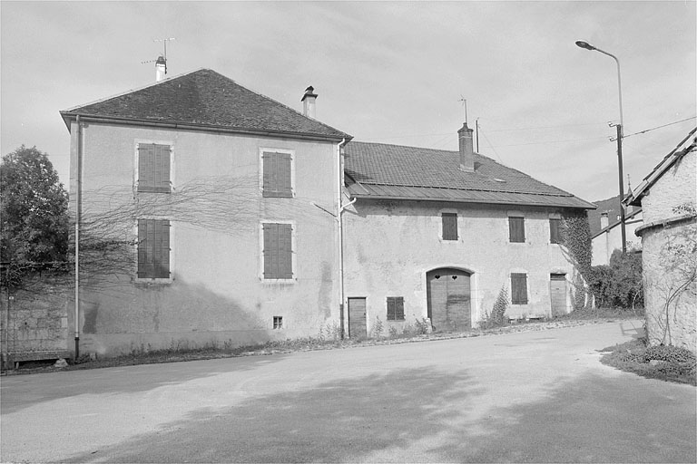 Face nord-est de la demeure et de la ferme.