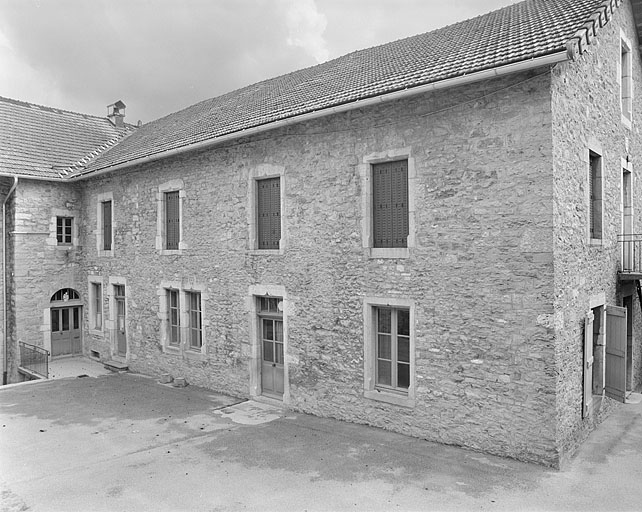 Façade sur cour de l'aile droite du prieuré.