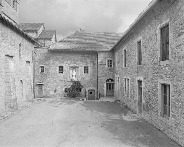 Façade ouest du prieuré.