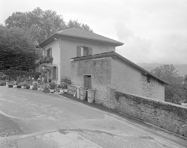 La remise au bout du jardin.