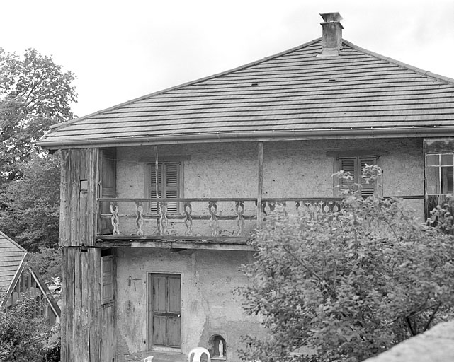 Balcon en galerie sur la façade antérieure.