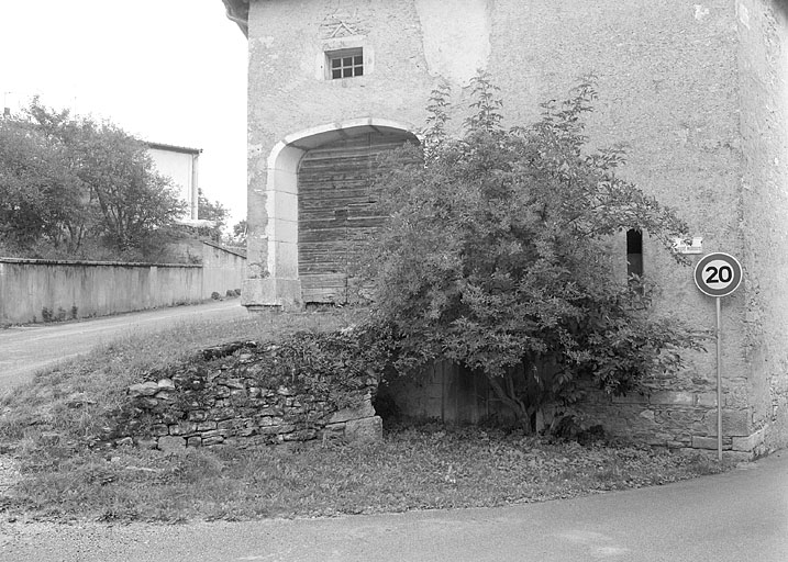 Accès à la grange haute par un pont de grange.
